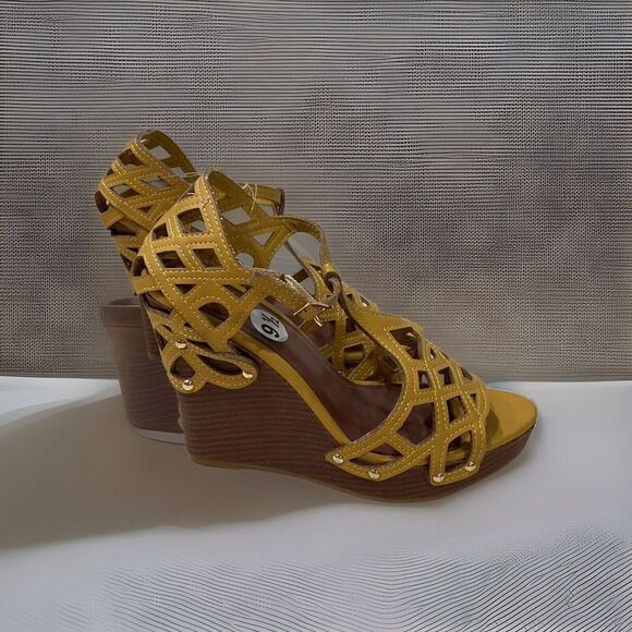 Dollhouse Eyelet Open Toe Strap Nailhead Buckle Platform Heels Yellow Gold 9.5 - Picture 5 of 9